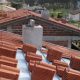 Colocación de aislamiento térmico especial y cubierta de tejas.