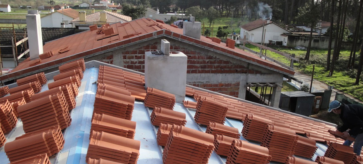 Colocación de aislamiento térmico especial y cubierta de tejas.