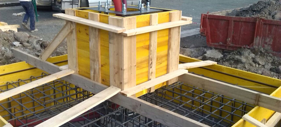 Construcción mediante encofrado y hormigón de soporte para farola de 20 m. en aparcamiento